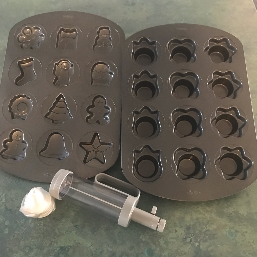 New 2 Wilton Non-stick Baking Cookie Sheets & Cookie press w tips - Christmas